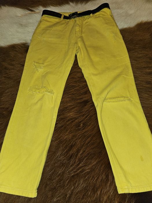 Vand blugi galbeni cu curea din piele M/L