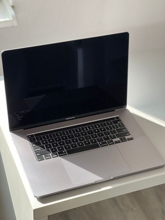 MacBook Pro 16” 2019 1TB SSD 2.4 GHz i9 64GB RAM Radeon Pro 5500