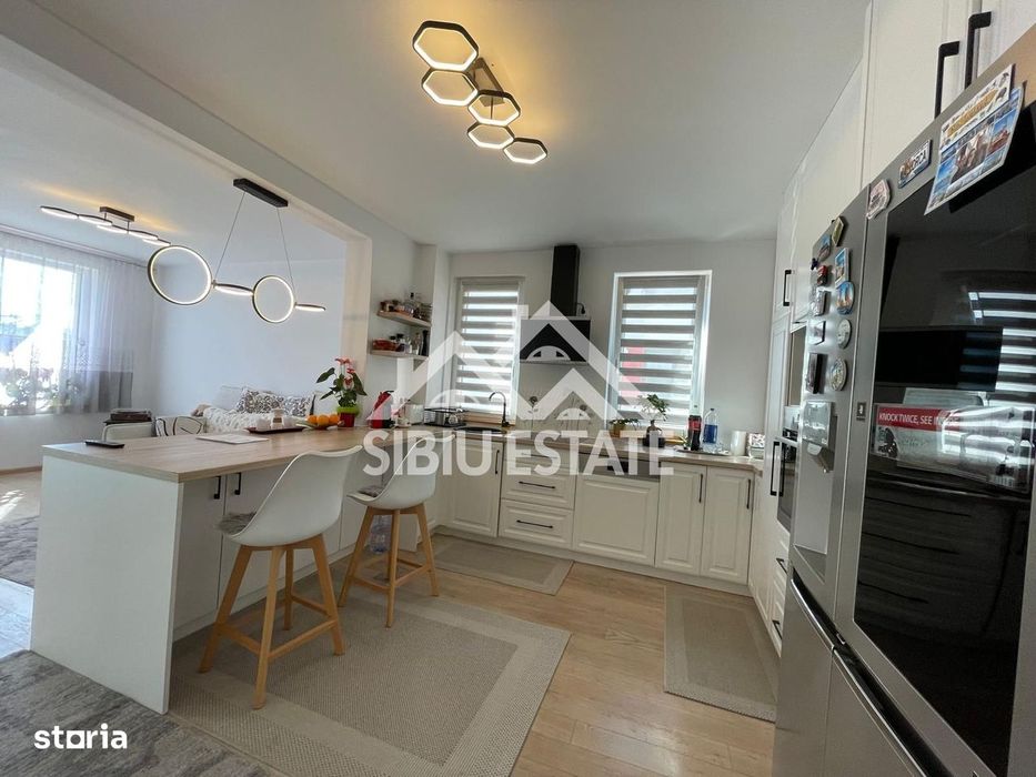 Casa cvadruplex de vanzare 4 camere, 2 locuri de parcare