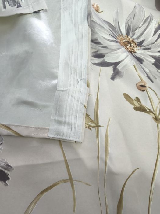 Vând draperie model floral din mătase