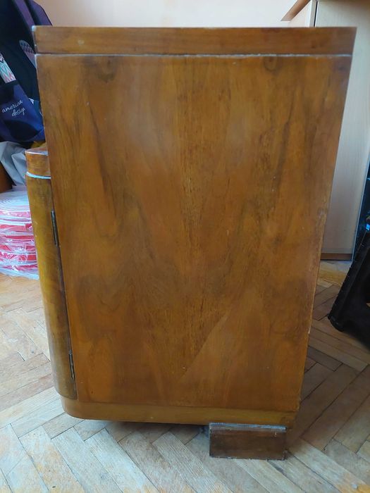 Две стари дървени нощни шкафчета