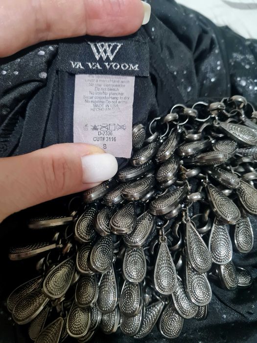 Платье красиво  обтягивающее фигуру размер S