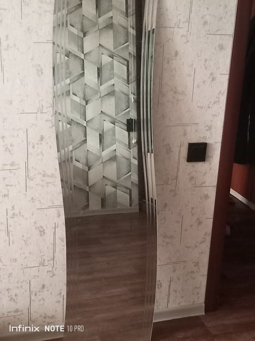 Зеркало с лёгким изгибом