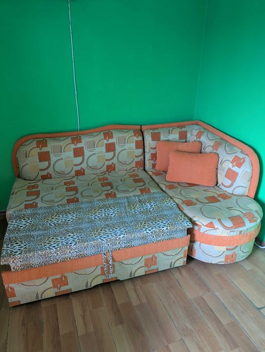 Компактен рзтегателен ъглов диван