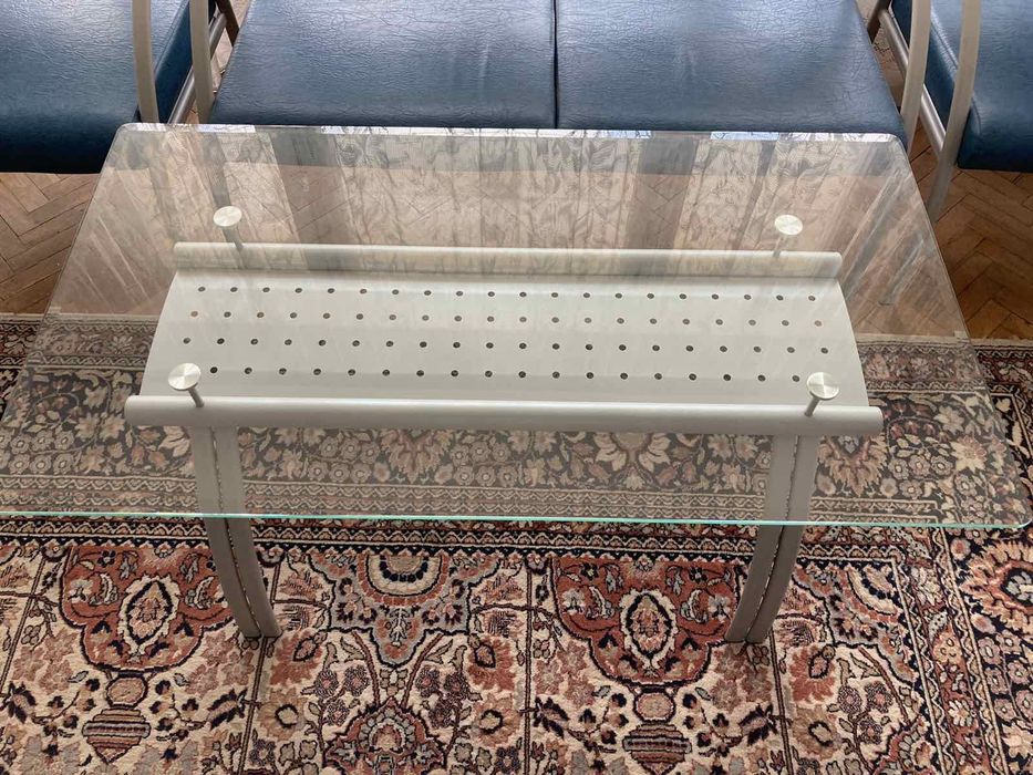 Стъклена холна маса с метални крака