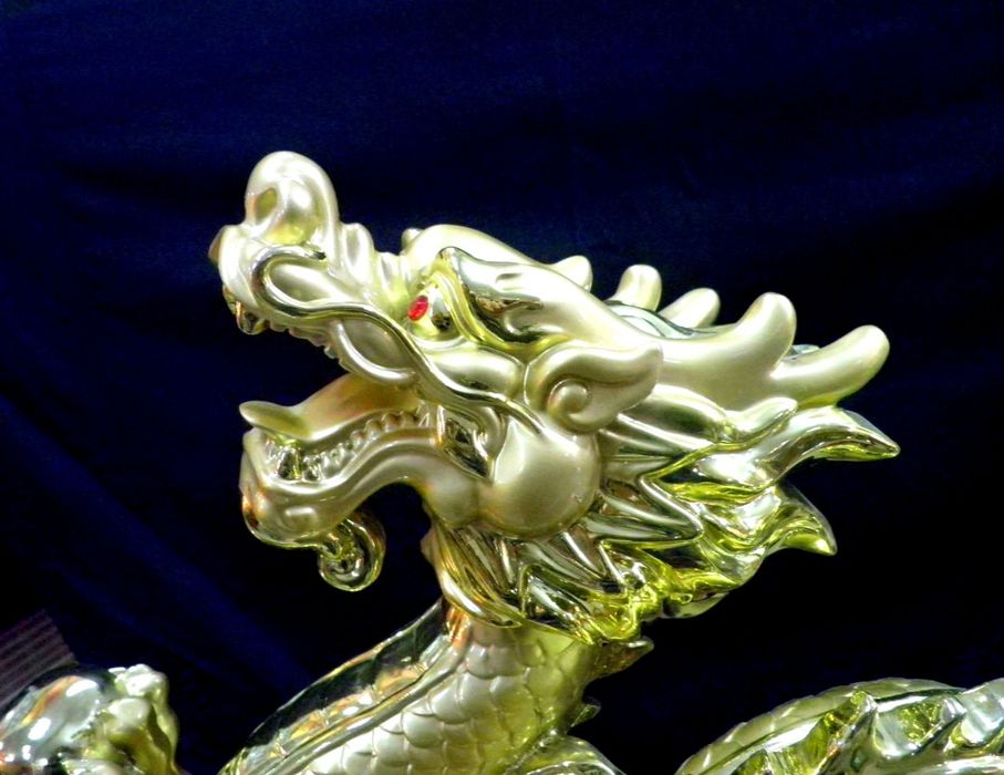 Большой сувенирный дракон
