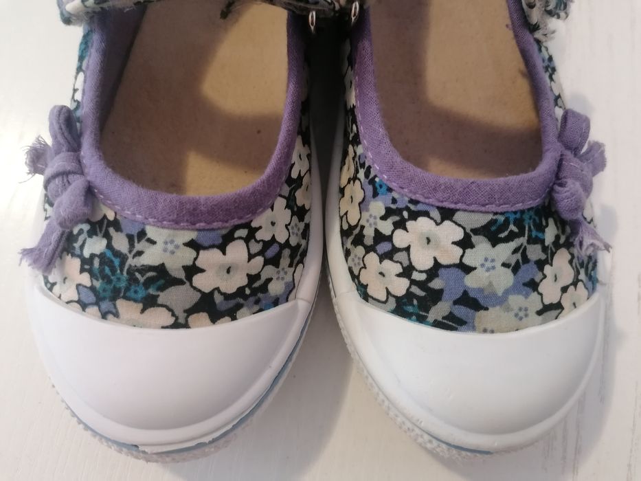 Пантофки  и маратонки Адидас момиче 28 номер