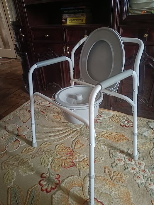 Продам санитарное кресло новое