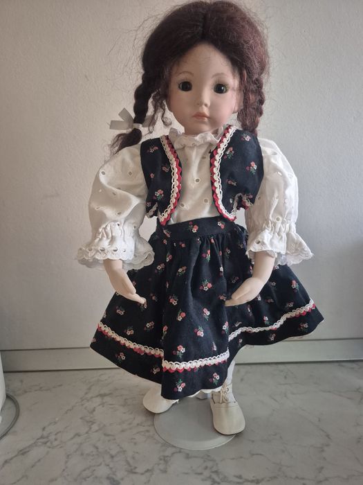 Papusa de portelan semnata Dianna Effner