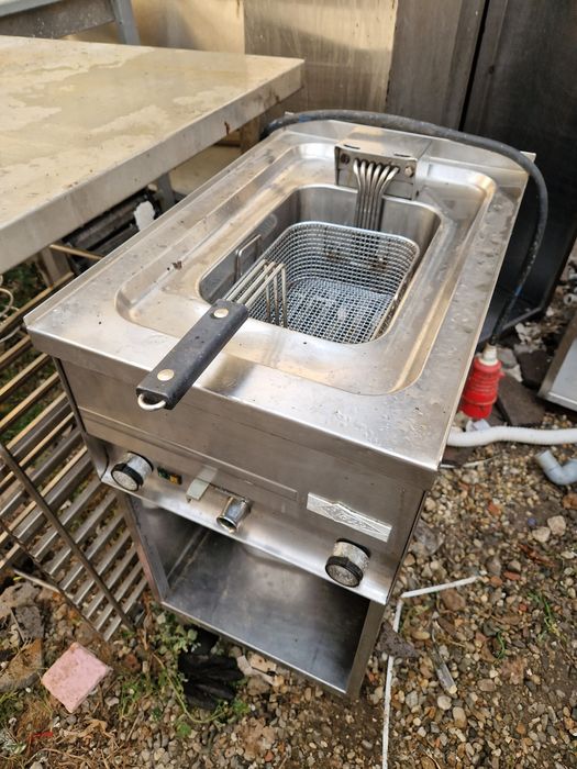 Friteuza electrica cu banc și robinet scurgere, de putere, la 380v