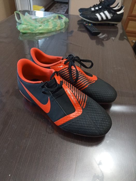 Футболни обувки за трева