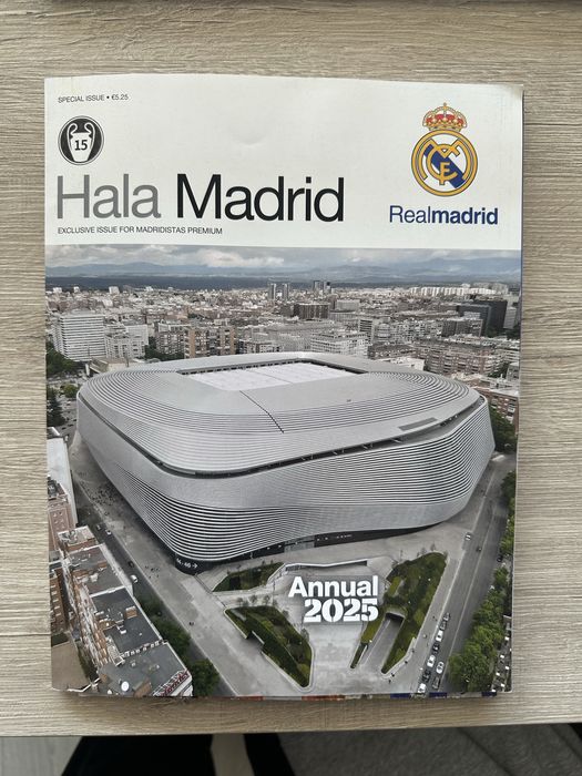 Мъжки суитчър на Real Madrid Adidas + подарък годишното списание