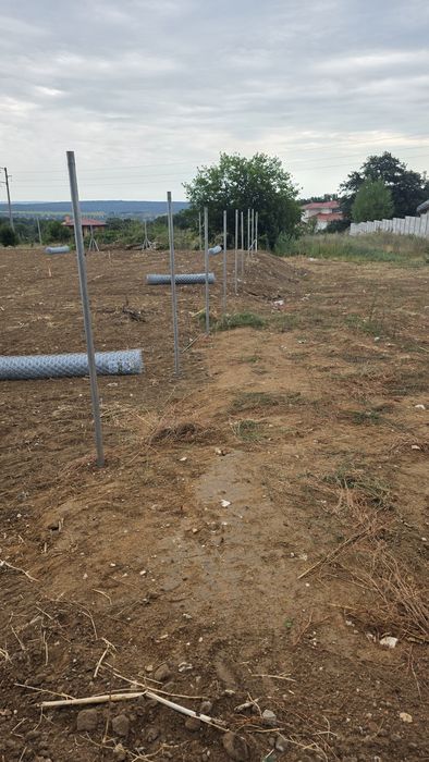 Изграждане на огради (ограда)с цим. бетонни колове,поц.тръби