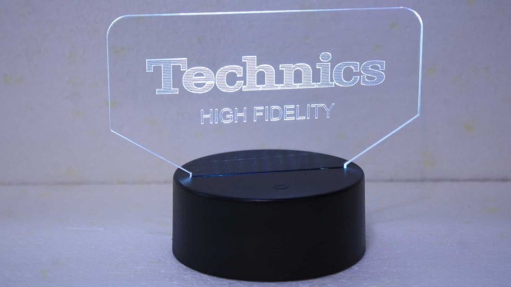 Firma/sigla luminoasa Technics.