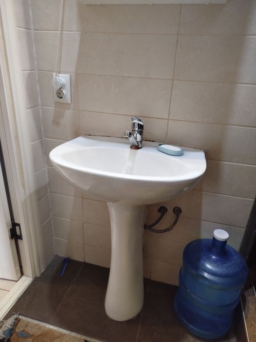 Продам раковину со шкафом со смесителем вместе.