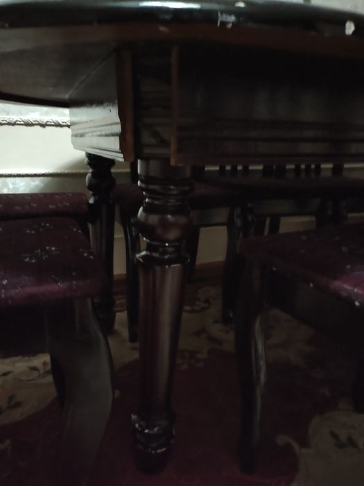 Стенка и стол стулья.