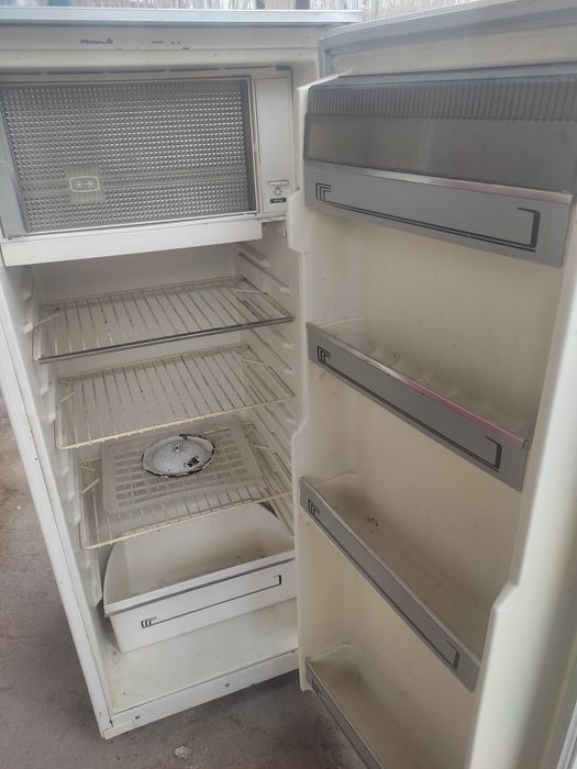 Холодильник сотилади