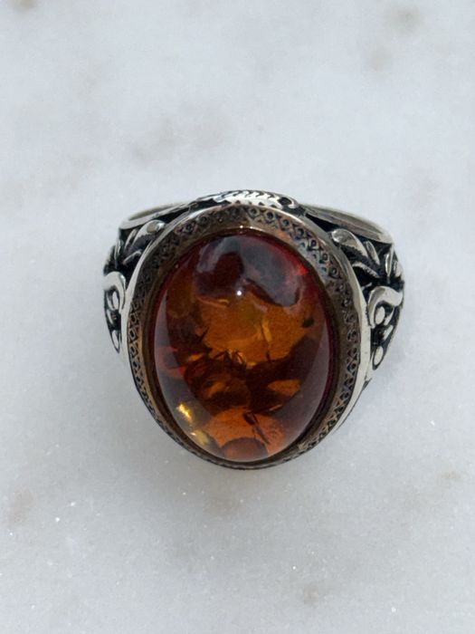 Мъжки сребърен пръстен с кехлибар