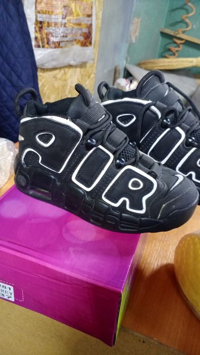 Продам белые кроссовки кожаные