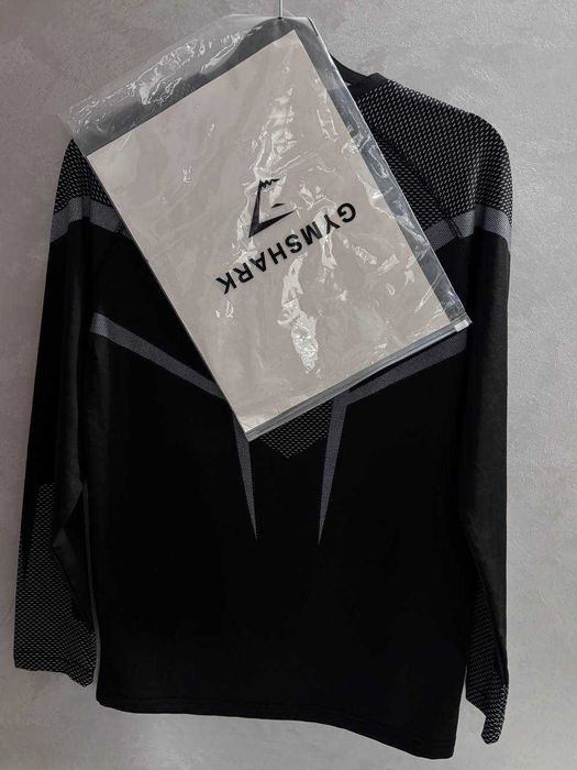 Тениска Gymshark с дълъг ръкав / Черен цвят