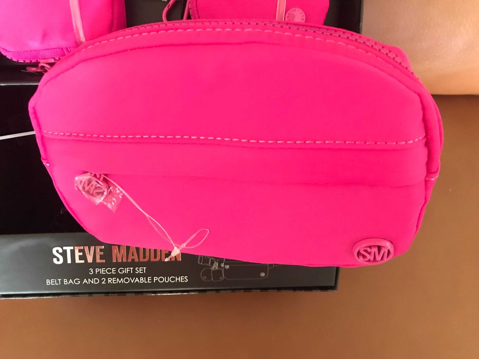 Нов,оригинален комплект  чанта-колан с 2 портмонета
Steve Madden