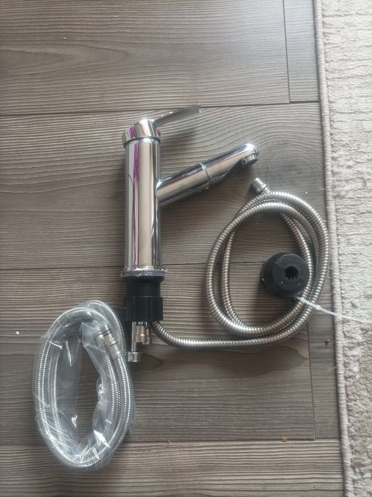 Стоящ смесител с  издърпващ се душ