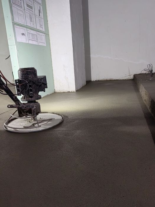 Стяжка пола с материалом заливаем