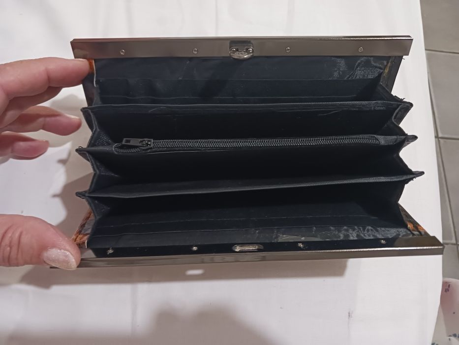 Дамски портфейл.Лачен.