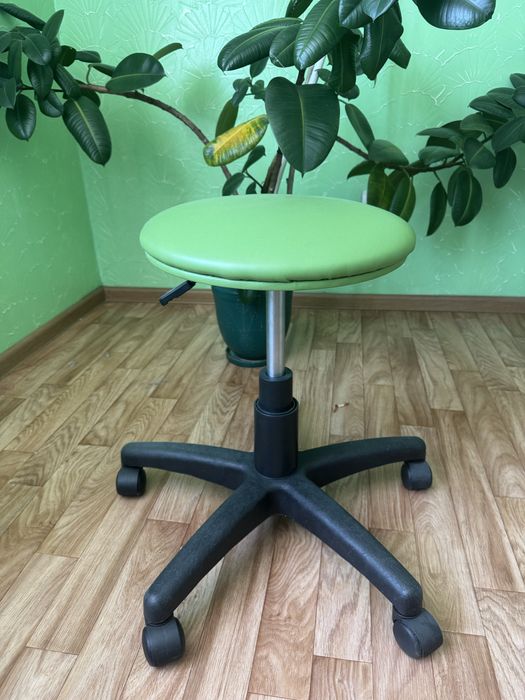 Продам новый стул для косметолога