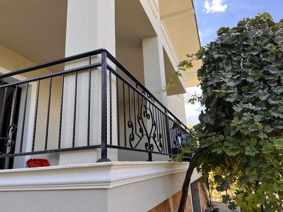 Ковано желязо: врати парапети огради и др