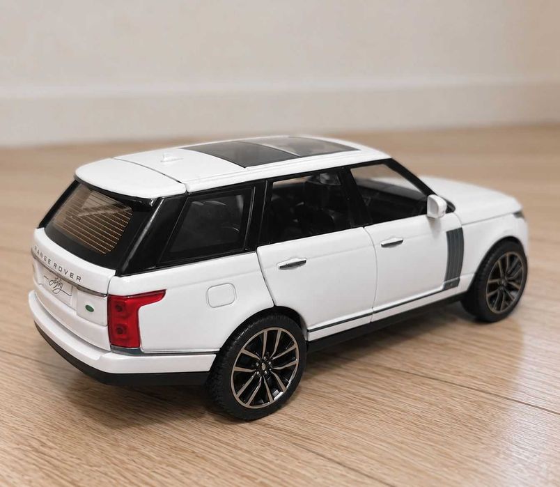 Метална кола макет Range Rover 1:32 – светлини и звук, играчка подарък за момче