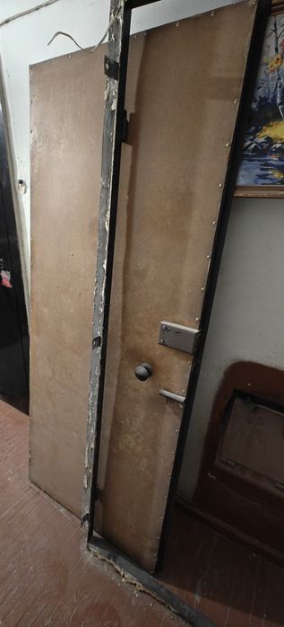 Продам металлический двери б/у