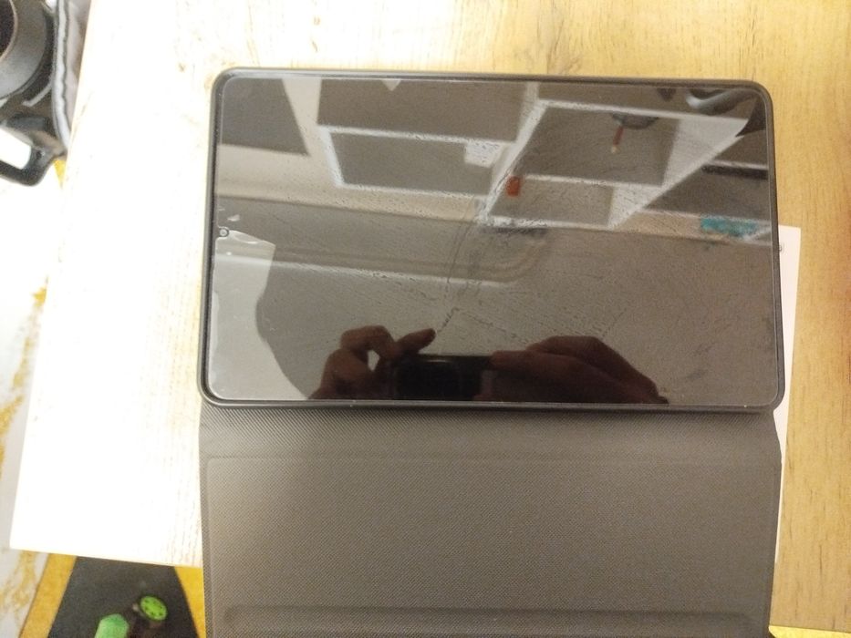 Планшет покупал за 100тысяч продаю с чехлом за 85 тысяч коробка есть