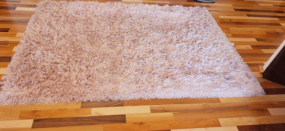 Vând covor roz 160x230