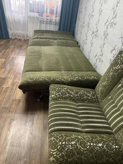 Продам диван с подушками