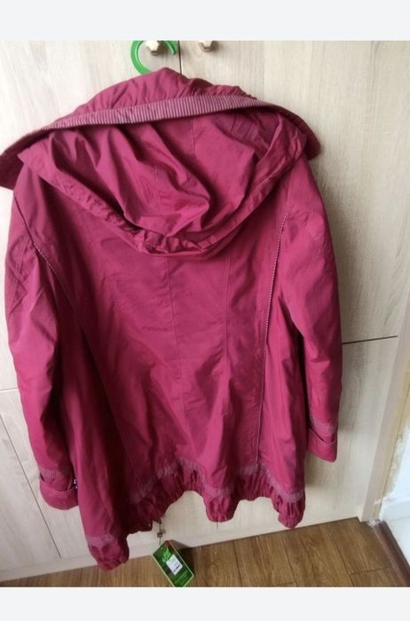 Продам женскую новую куртку