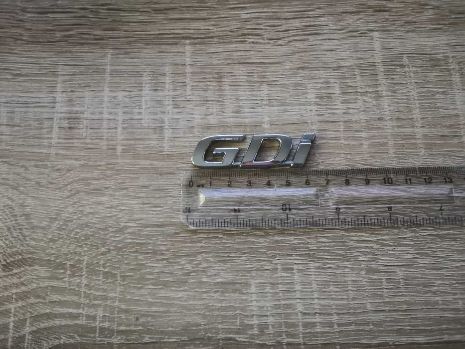 сребриста емблема Hyundai GDI