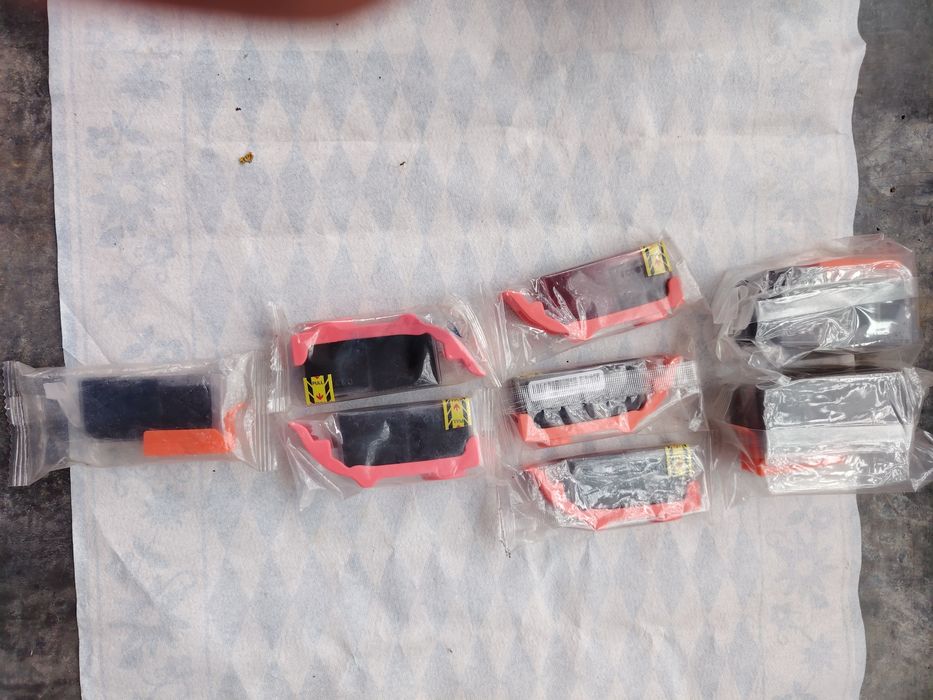 Cartușe vând la grămadă mai multe cartuse