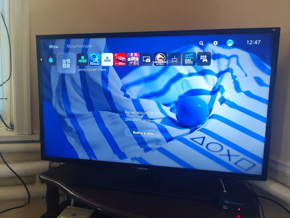 Продам PS5, в комплекте 3 джойстика