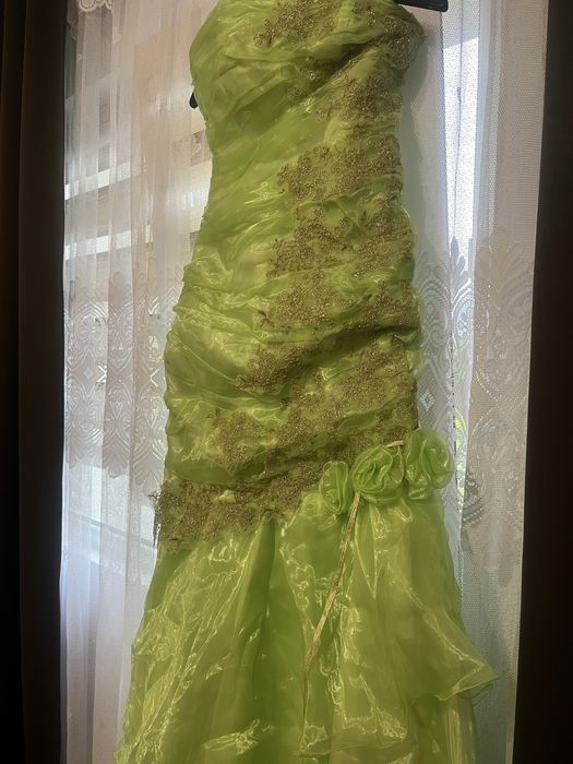 Официална рокля по тялото