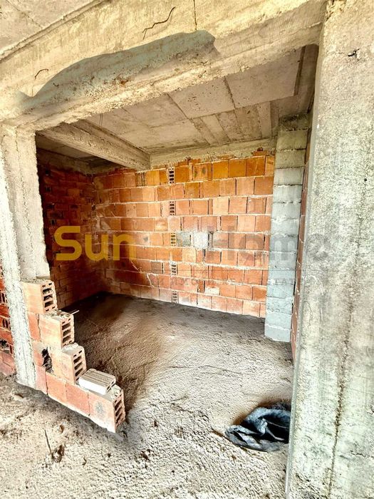 Просторен етаж на груб строеж в центъра на Свиленград