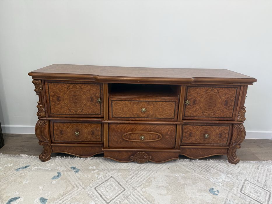 Срочно продам 2 серванта и тумбу под тв