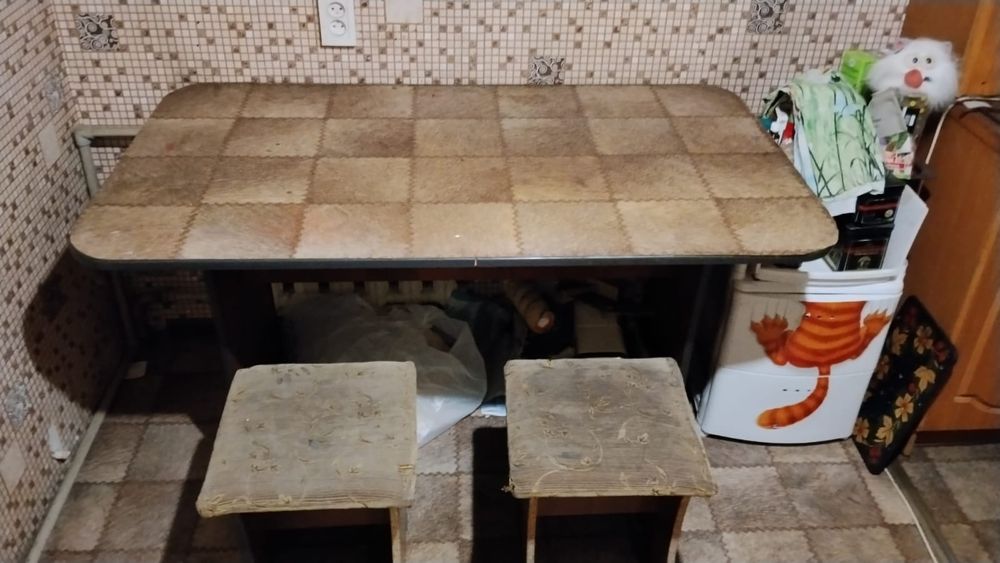 Стол с  табуретками