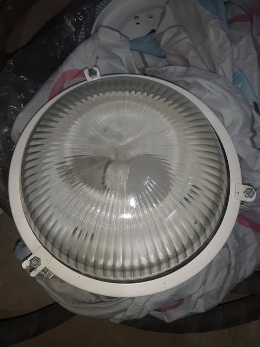 Плафоны в хоршем качестве.Находиться в Городе.