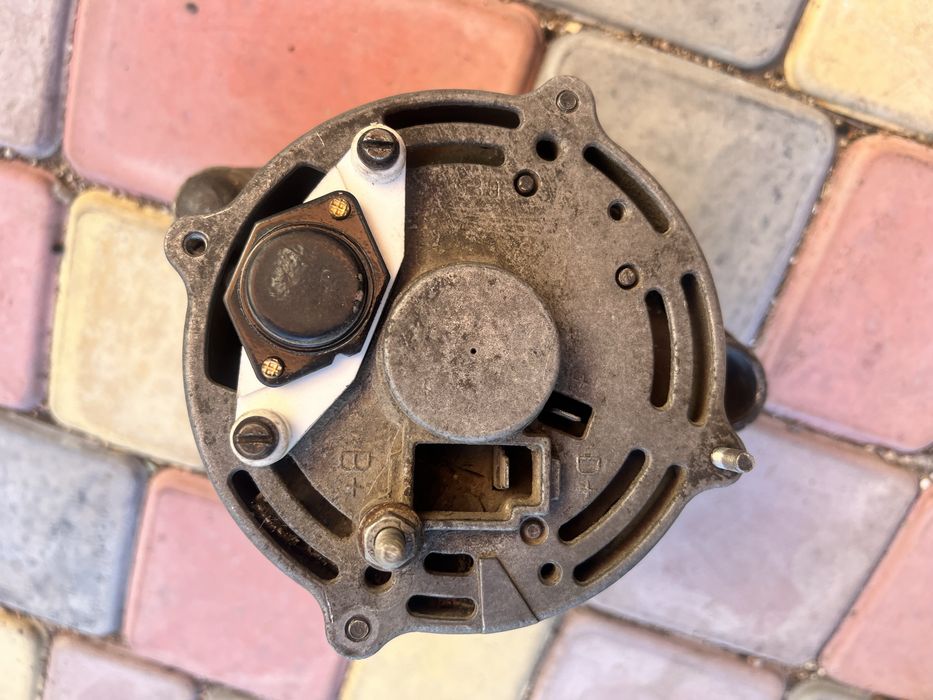 Продам генератор BMW оригинальный