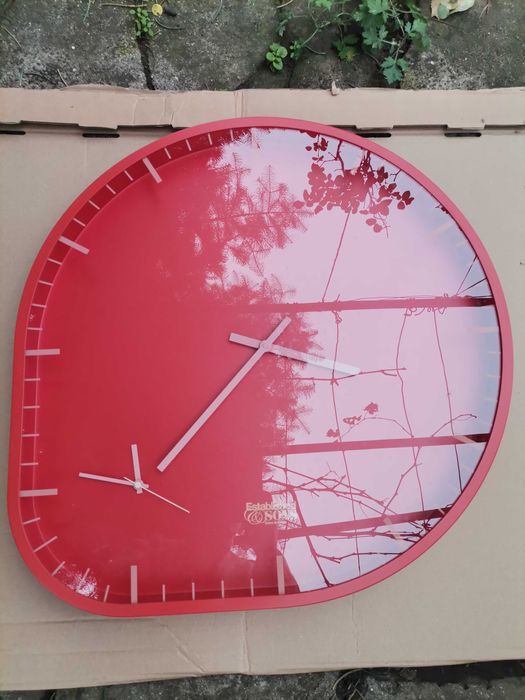 Стенен часовник с два циферблата