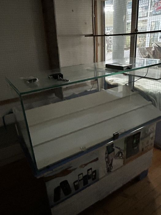 Aksesuar mebel va telefon polka sotiladi