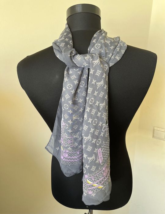 Eșarfa Louis Vuitton , impecabila