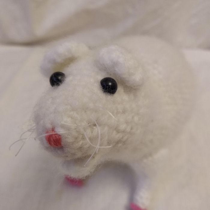 Вязаная игрушка мышка