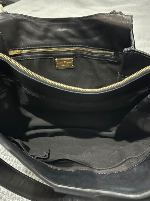 Черна елегантна чанта от естествена кожа на Ferragamo